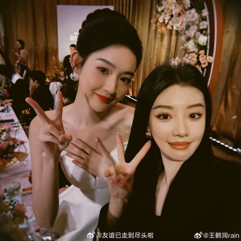 王鶴潤(右)和王玉雯是圈內好友。(圖/翻攝自微博)