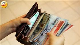 女網友分享與前任男友的金錢觀差異，引發討論。（示意圖／于魯光攝）