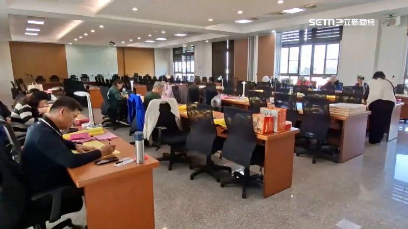 書寫志工團用心謄寫吉祥文疏