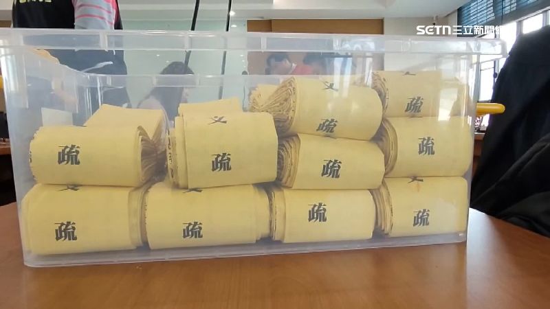 志工們填寫密密麻麻的名單