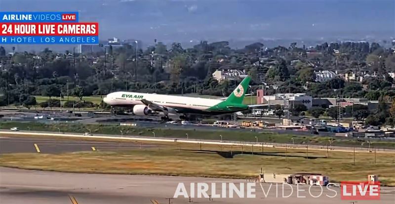長榮航空一架波音777-300ER昨（12）日在洛杉磯降落未果，當時因儀器顯示航機飛行高度略高，機長依標準作業程序通報航管重新進場。（圖／翻攝自X平台@airlinevideos）