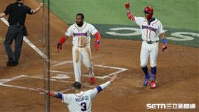 WBC8強賽，多明尼加隊一壘手小葛雷諾（Vladimir Guerrero Jr.）靠隊友的三壘安打跑回第1分。（圖／特派記者劉彥池攝影）