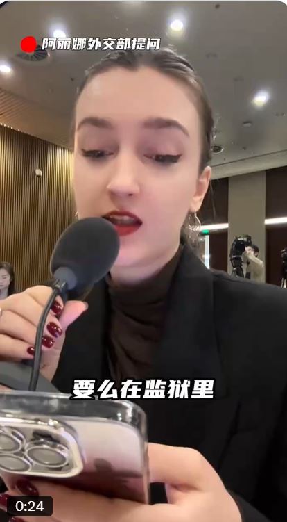 《今日俄羅斯》(RT)駐北京記者阿麗娜(Alina)。(圖/翻攝自X平台 @QIWUFYA)