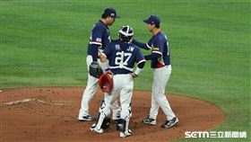WBC8強賽，韓國隊先發投手柳賢振1.2局失3分退場。（圖／特派記者劉彥池攝影）