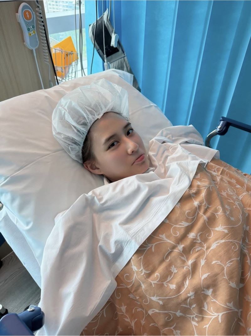 何超蓮曬出病床照。(圖/翻攝自IG)