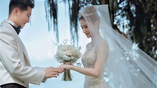 賭王千金屢爆婚變　「素顏入院」畫面流出