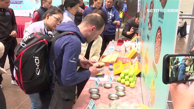 記者會上客委會也特別準備各站美食，讓國際選手品嚐