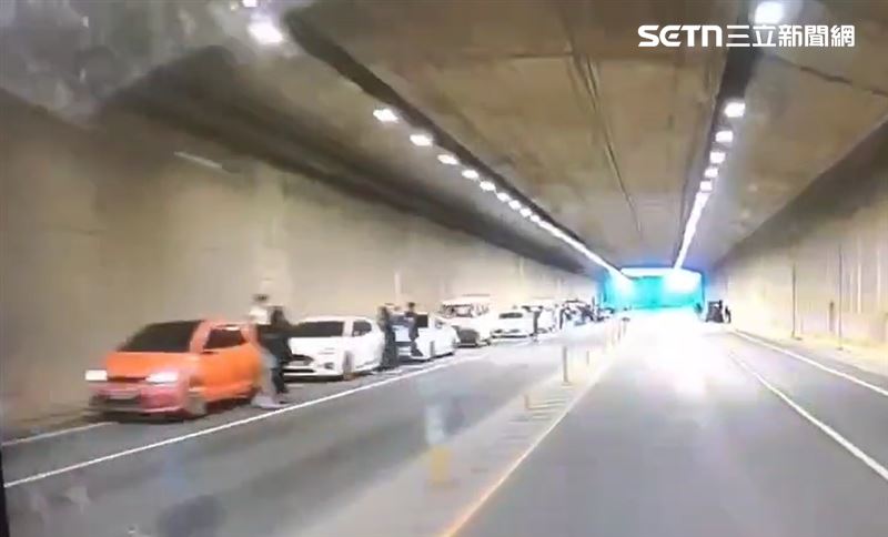 現場成功查扣多部涉案車輛及相關通訊證物,並將主嫌及多名涉案人員帶回偵詢。(圖/翻攝畫面)