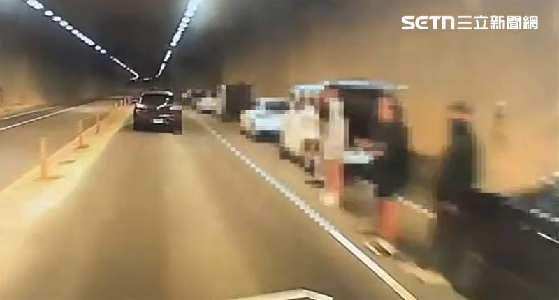 數十名民眾聚集在隧道內從事飆車競速,不僅阻礙交通,「運兵車」一整排佔據其中一個車道。(圖/翻攝畫面)