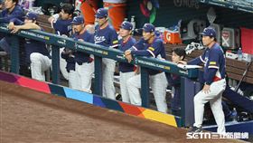 WBC8強賽，韓國隊教練團在場邊觀戰。（圖／特派記者劉彥池攝影）