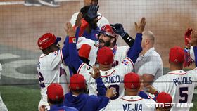 WBC8強賽，多明尼加捕手威爾斯（Austin Wells）炸裂3分砲，提前在7局「扣倒」韓國隊。（圖／特派記者劉彥池攝影）