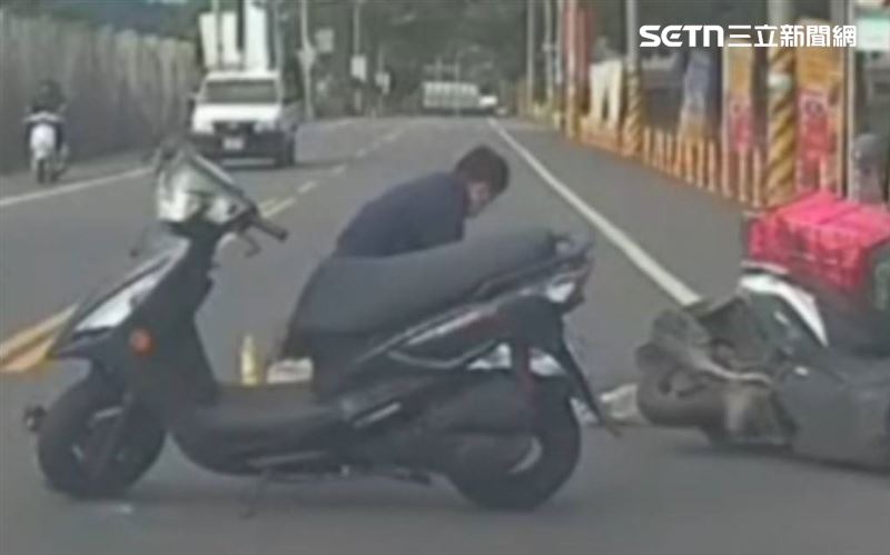 一名駕駛口鼻出血、失去意識，鄭員憑藉專業的急救訓練，第一時間實施心肺復甦術（CPR），在救護車抵達前成功與死神拔河。（圖／翻攝畫面）