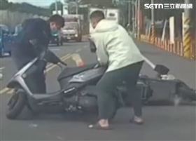 休假警遇車禍　秒跪地CPR救回無脈搏駕駛（圖／翻攝畫面）
