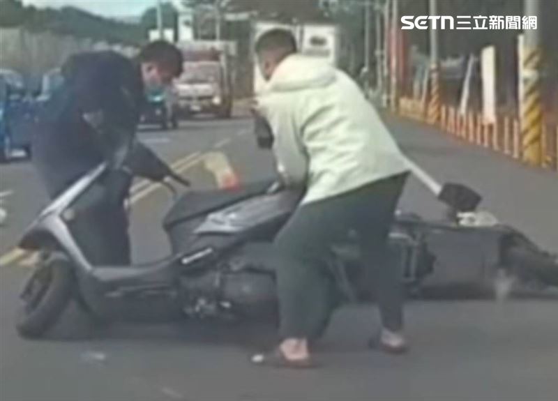 休假警遇車禍 秒跪地CPR救回無脈搏騎士