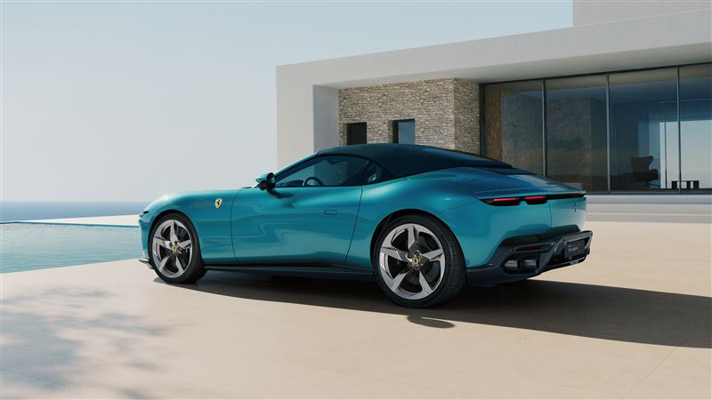 採用五層織物軟頂設計。(圖/Ferrari提供)