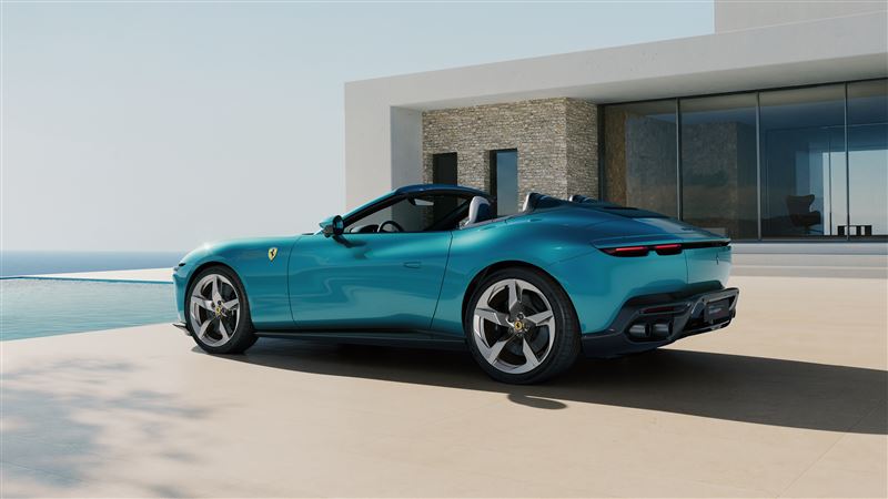 時速60km/h以下僅需13.5秒即可完成開篷。(圖/Ferrari提供)