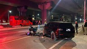 高雄今天凌晨發生一起車禍,男騎士經送醫搶救不治。（圖／翻攝畫面）