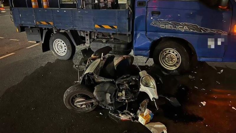 高雄貨車疑未禮讓,左轉時與機車發生碰撞,騎士蔡女腦出血送醫。(圖/翻攝畫面)