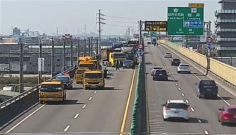 台61線北上台中梧棲段發生3車追撞車禍,占用全線車道,造成車流嚴重回堵。(圖/高速公路資訊網)