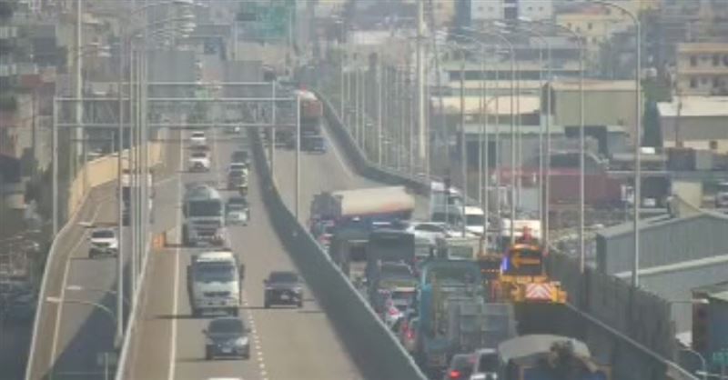 台61線北上台中梧棲段發生3車追撞車禍,占用全線車道,造成車流嚴重回堵。(圖/高速公路資訊網)