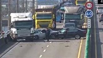 新／台61梧棲段3車追撞！全線封閉大回堵