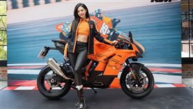 KTM承襲MotoGP科技的性能旗艦990 RC R。（圖／太古提供）