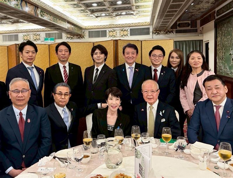 金句連發喊「偶爾割草」的日本神戶議員上畠寛弘,一直都相當關心台灣事務。突為2025年4月29日晚間,當時他與日首相高市早苗率團訪問台灣並與政界晚宴。(圖/開南大學副校長陳文甲教授提供)