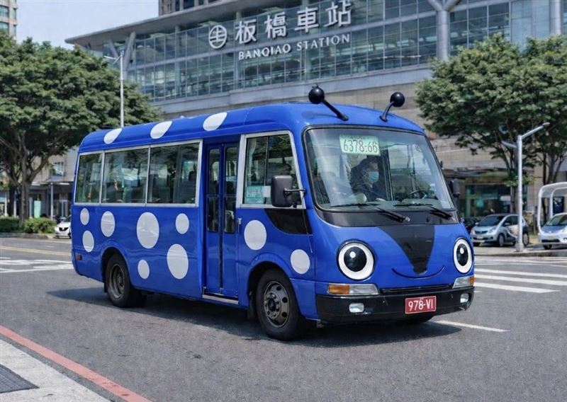 李四川推瓢蟲巴士，但AI製圖被抓包板橋車站跟現實中的完全不一樣（圖／翻攝自李四川臉書）