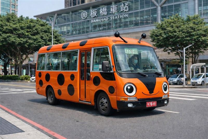 李四川推瓢蟲巴士，但AI製圖被抓包板橋車站跟現實中的完全不一樣（圖／翻攝自李四川臉書）