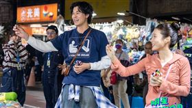 風田與金針菇展開「日韓大對抗」，看誰最了解台灣本土文化。(圖／TVBS提供)
