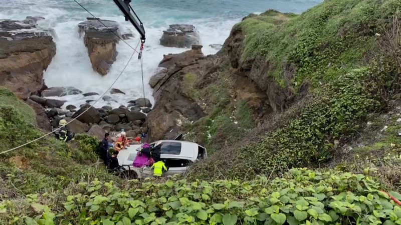 警消人員到場救出受困駕駛。（圖／翻攝畫面）