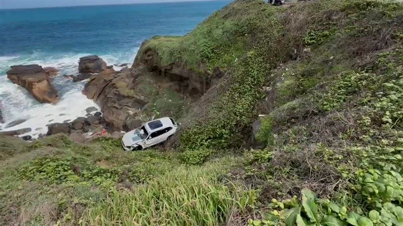 新/台2線汽車墜邊坡卡礁岩 1男受困獲救