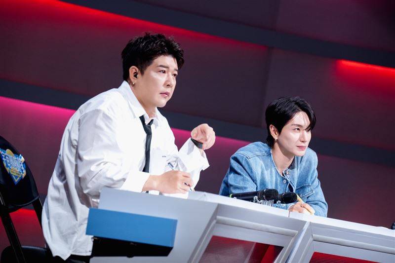 神童(左起)、利特專注看著女孩們的表演。（圖／緯來電視網提供）