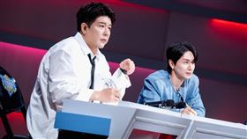 神童(左起)、利特專注看著女孩們的表演。（圖／緯來電視網提供）