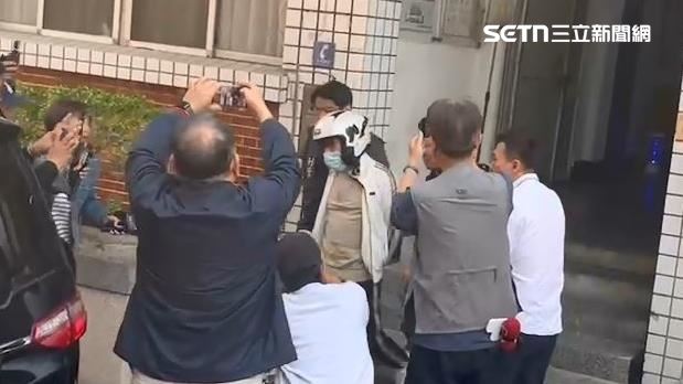 新/歌喉殺女友載屍自首!惡男移送畫面曝