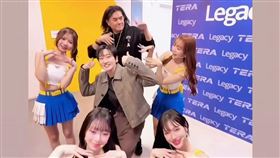 製作人B2跟啦啦隊女孩一起跳舞。（圖／泰坦星提供）