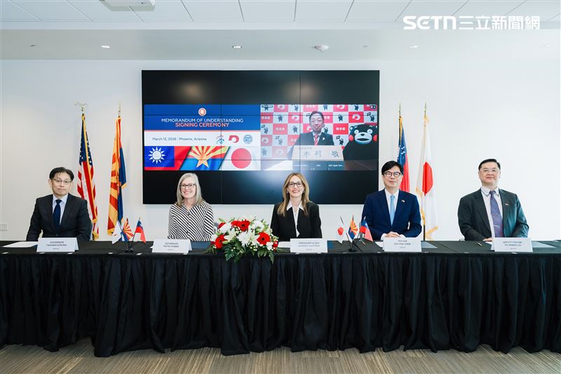 台美日跨海連線！高雄市長陳其邁與亞利桑那州長Katie Hobbs、熊本縣知事木村敬簽署三方合作備忘錄。（圖／高市府提供）