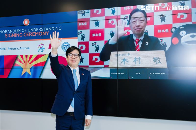 高雄市長陳其邁致贈客製化城市銘版予亞利桑那州長霍布斯（Katie Hobbs），象徵合作新里程碑；亦同時向線上出席的熊本縣知事木村敬表達致意。（圖／高市府提供）