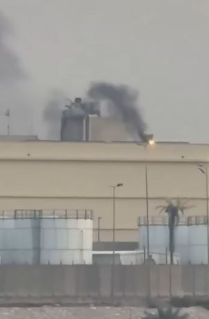 美駐伊拉克大使館遭襲，竄出濃煙。（圖／翻攝自X平台）