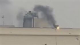 美駐伊拉克大使館遭襲，竄出濃煙。（圖／翻攝自X平台）