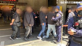 電影《角頭》監製張威縯父親張金松告別式，近60名警力到場維安。（圖／翻攝畫面）