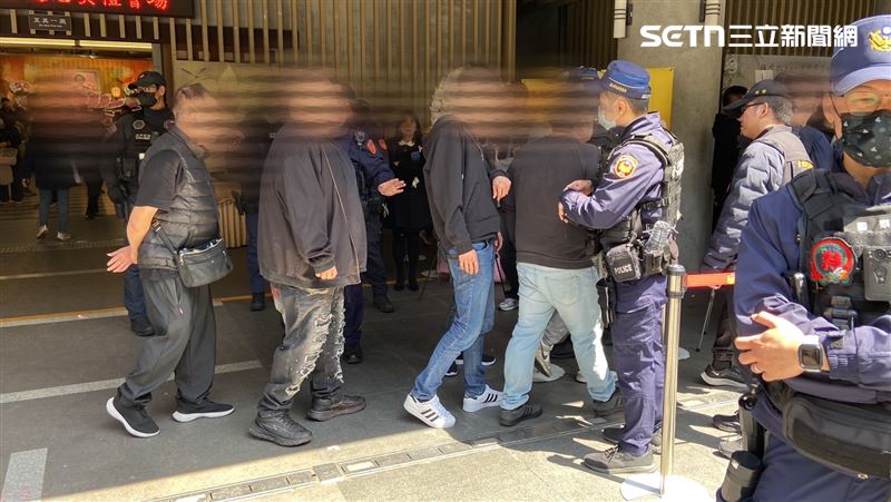 電影角頭監製父告別式 警盤查逮2通緝犯