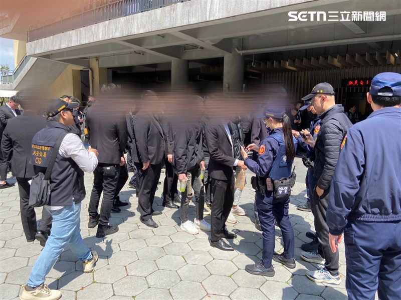 電影《角頭》監製張威縯父親張金松告別式，近60名警力到場維安。（圖／翻攝畫面）