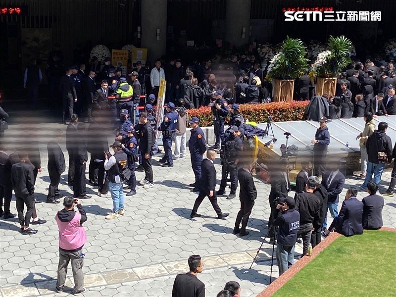 電影《角頭》監製張威縯父親張金松告別式，近60名警力到場維安。（圖／翻攝畫面）