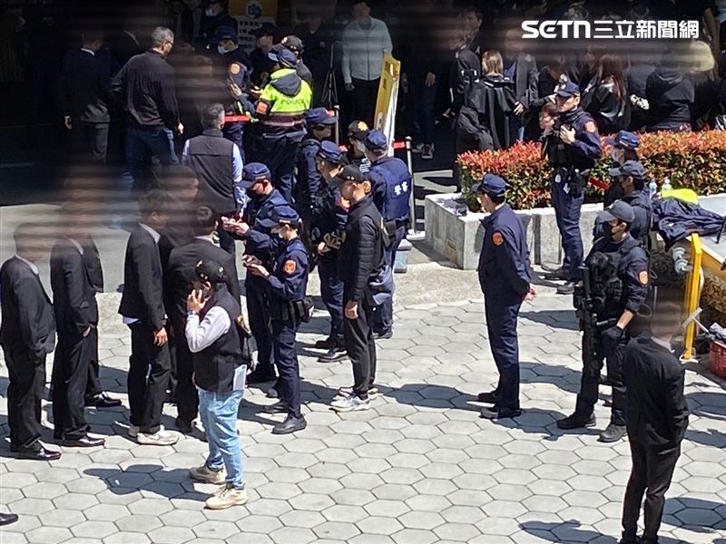 電影《角頭》監製張威縯父親張金松告別式，近60名警力到場維安。（圖／翻攝畫面）