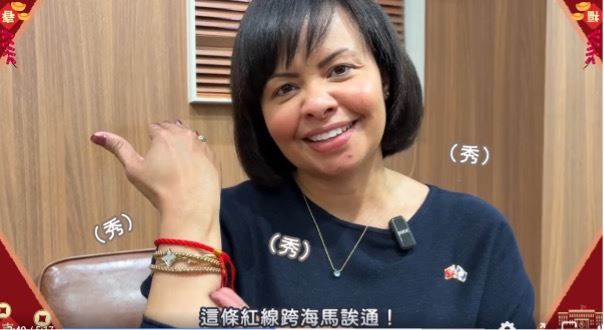 大使配戴樂成宮紅線。（圖／翻攝自外交部粉絲專頁）