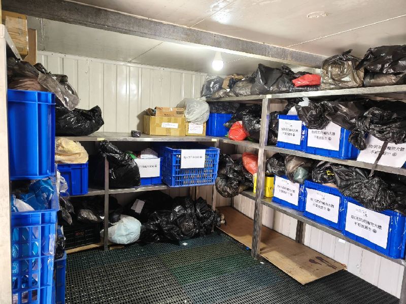 台北市議員陳宥丞說，北市動物之家把動物遺體如貨品似堆疊亂放，數量多到可碰觸到冷凍庫天花板。北市動物保護處回應，已改善並先移置部分遺體至其他冷凍庫，及連繫其他單位協助焚化。（動保處提供）