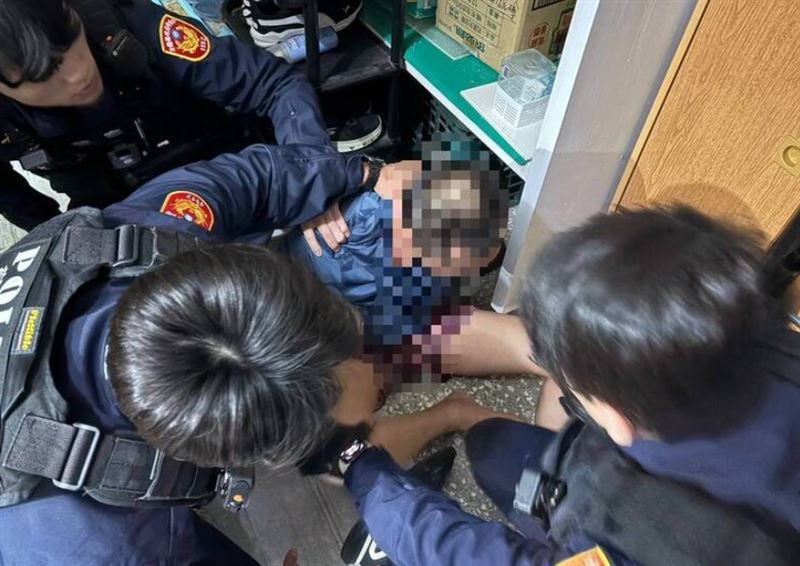 宜蘭發生驚悚凶殺命案,林男持剪刀刺向魏男胸口,落網時還爛醉沉浸睡夢中。(圖/翻攝畫面)