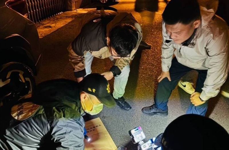 宜蘭發生驚悚凶殺命案,林男持剪刀刺向魏男胸口,落網時還爛醉沉浸睡夢中。(圖/翻攝畫面)