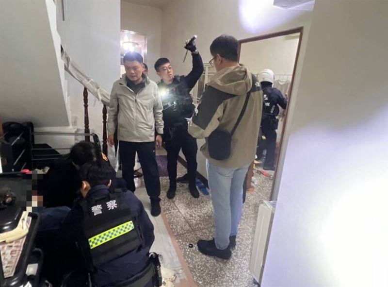 宜蘭發生驚悚凶殺命案,林男持剪刀刺向魏男胸口,落網時還爛醉沉浸睡夢中。(圖/翻攝畫面)